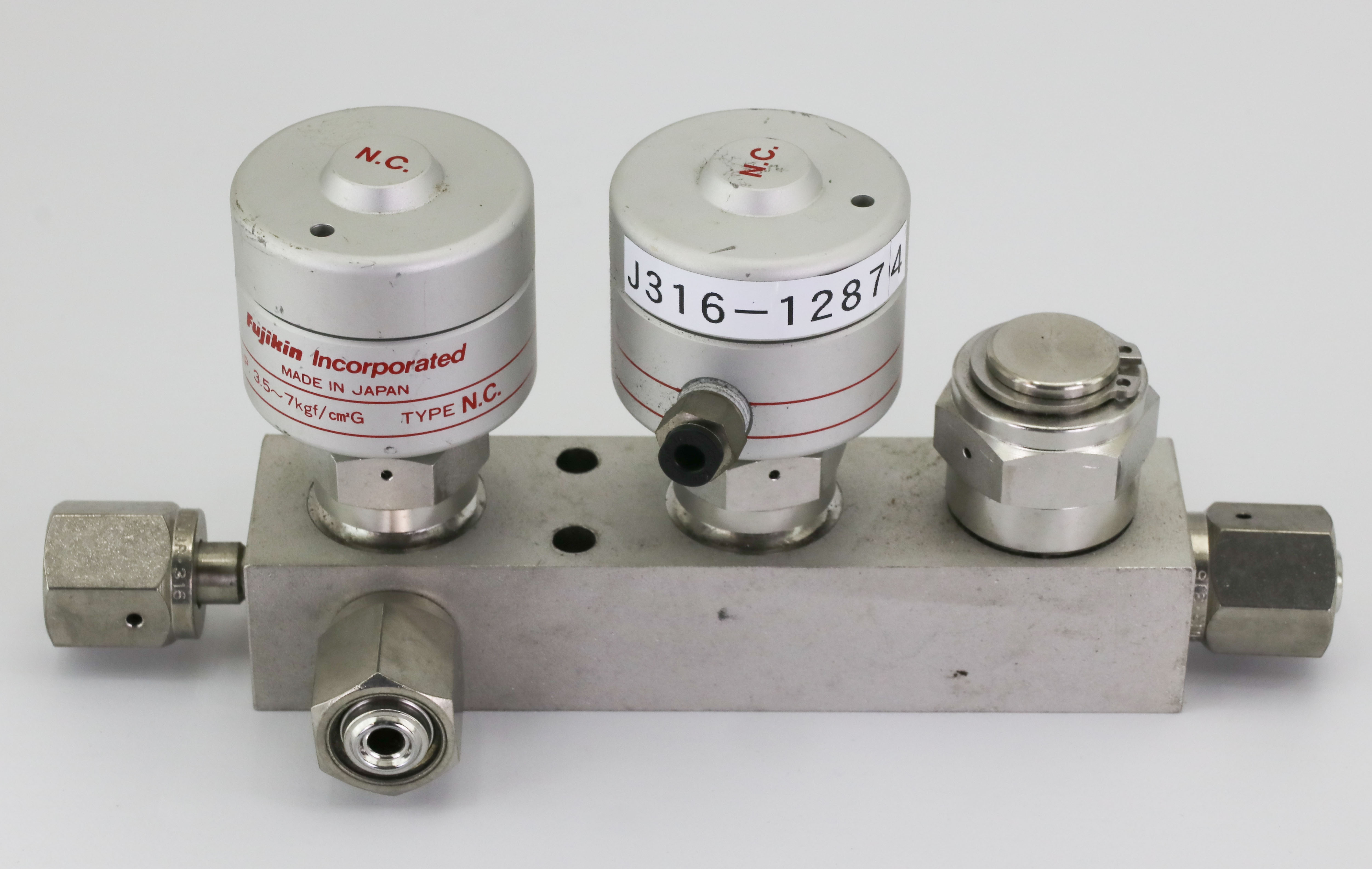 12874 FUJIKIN 4 PORT BLOCK W/ 2 VALVES, TYPE N.C., O.P. 3.5~7KGF